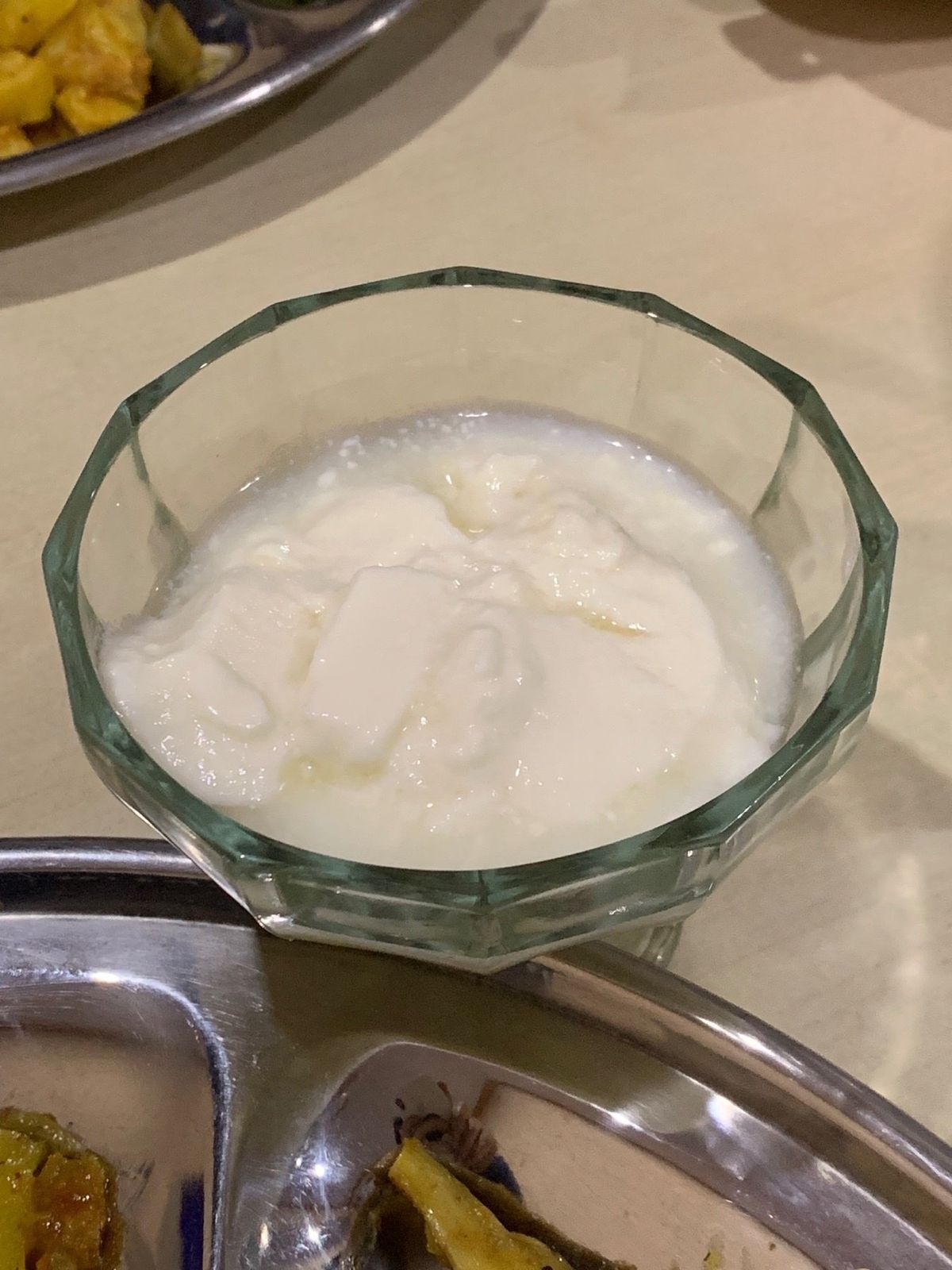 旅館では炬燵の部屋でオーナーの筋田さんと話しながらくつろぐ。そうこうしてい...