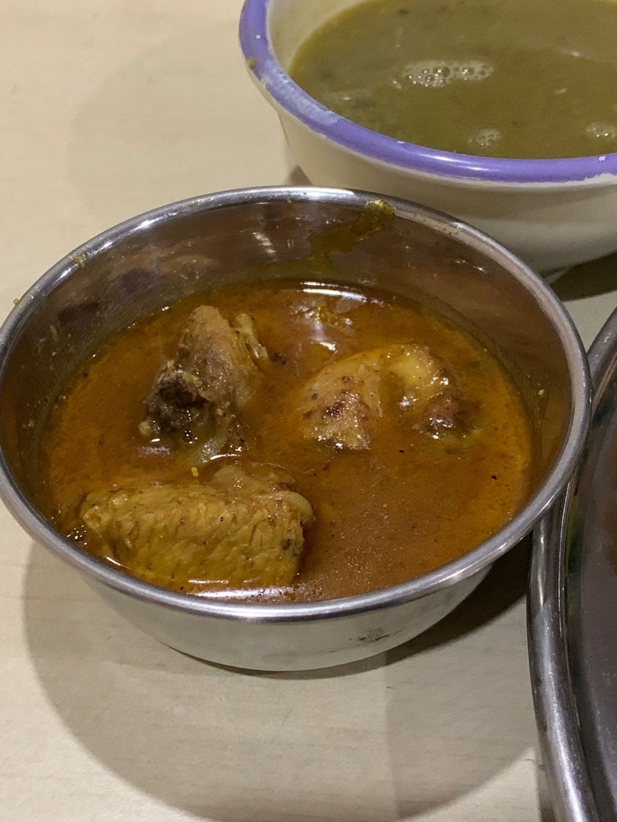 旅館では炬燵の部屋でオーナーの筋田さんと話しながらくつろぐ。そうこうしてい...