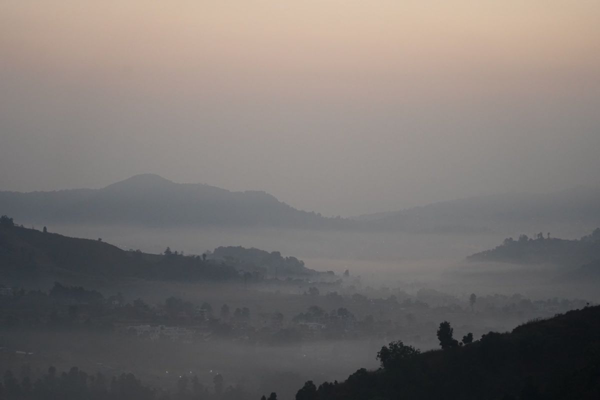 ‪ネパール。日の出直前の朝靄。幻想的な眺め。‬