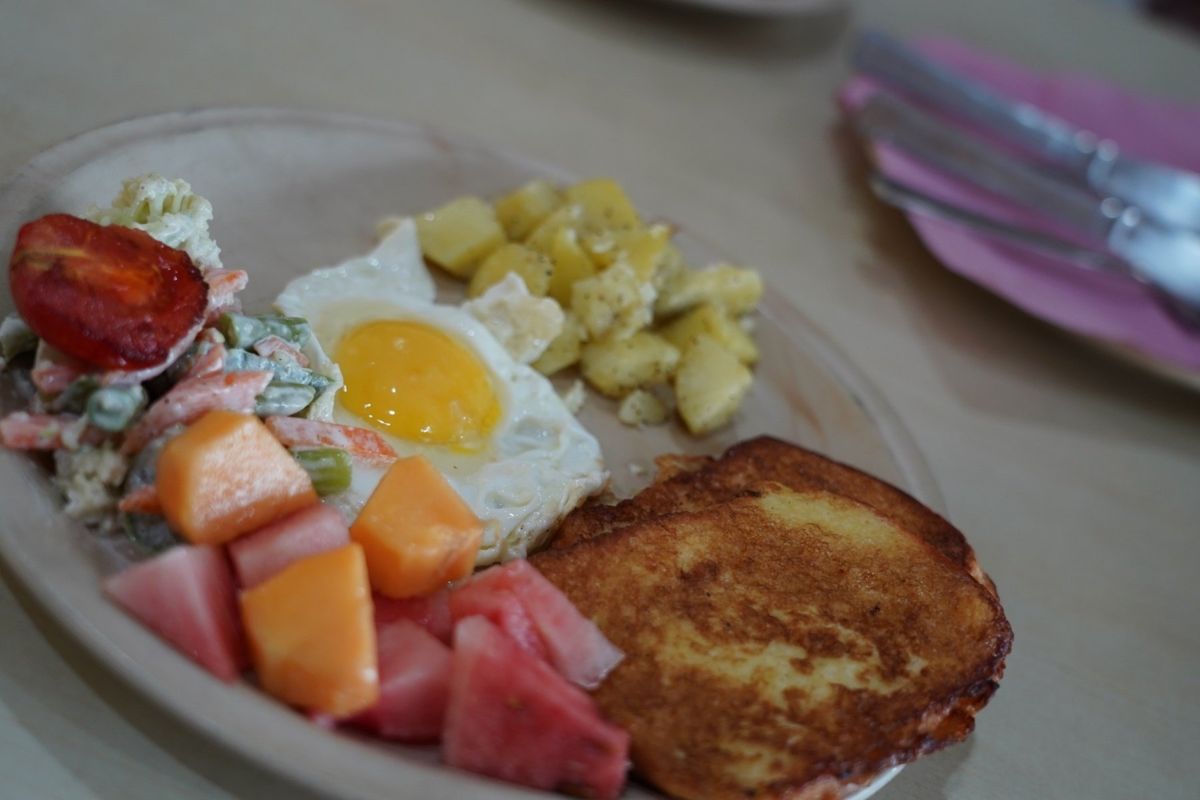 銀杏旅館の朝食はなんとフレンチトーストだった。卵とポテトとサラダとフルーツ...