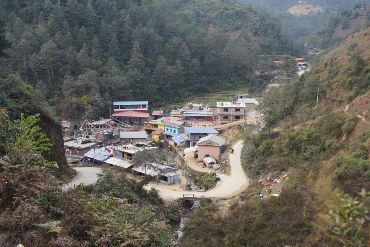 アサプリの村が見えてきた。山の斜面がカラフルに見える。村の子供たちの服だろ...