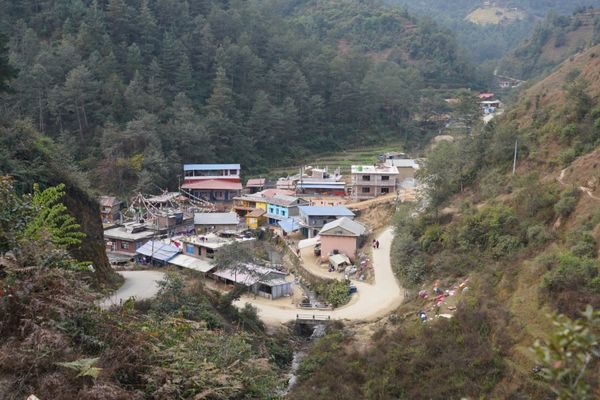ネパール・カトマンズ「ネパールカトマンズヒマラヤの旅！」の写真：アサプリの村が見えてきた。山の斜面がカラ...