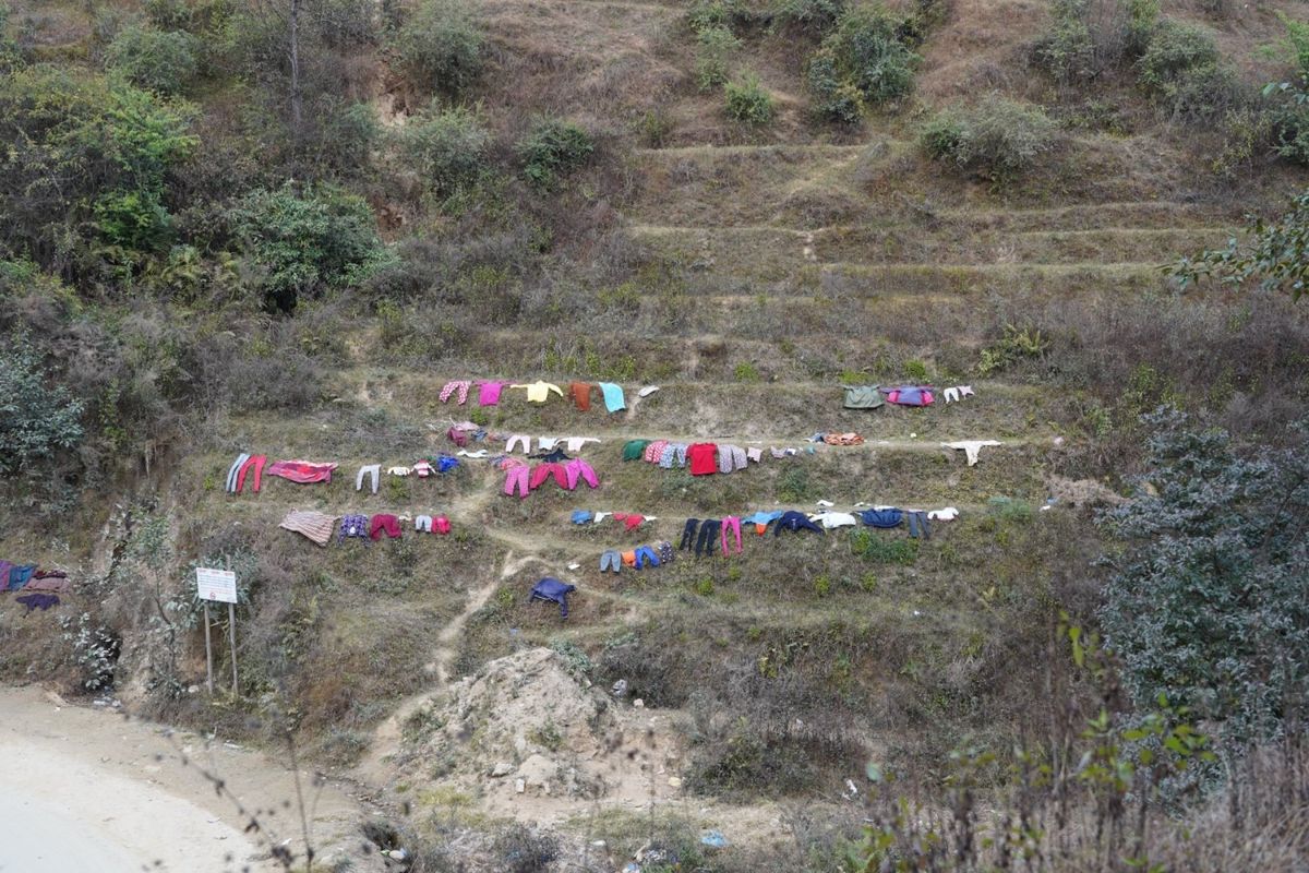 アサプリの村が見えてきた。山の斜面がカラフルに見える。村の子供たちの服だろ...
