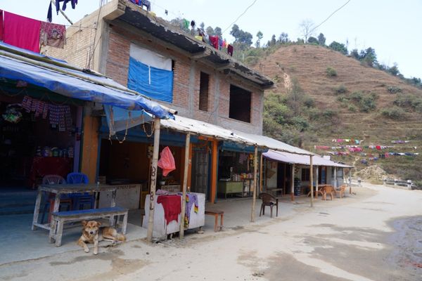 ネパール・カトマンズ「ネパールカトマンズヒマラヤの旅！」の写真：アサプリの村に潜入。日曜日だったので人も...
