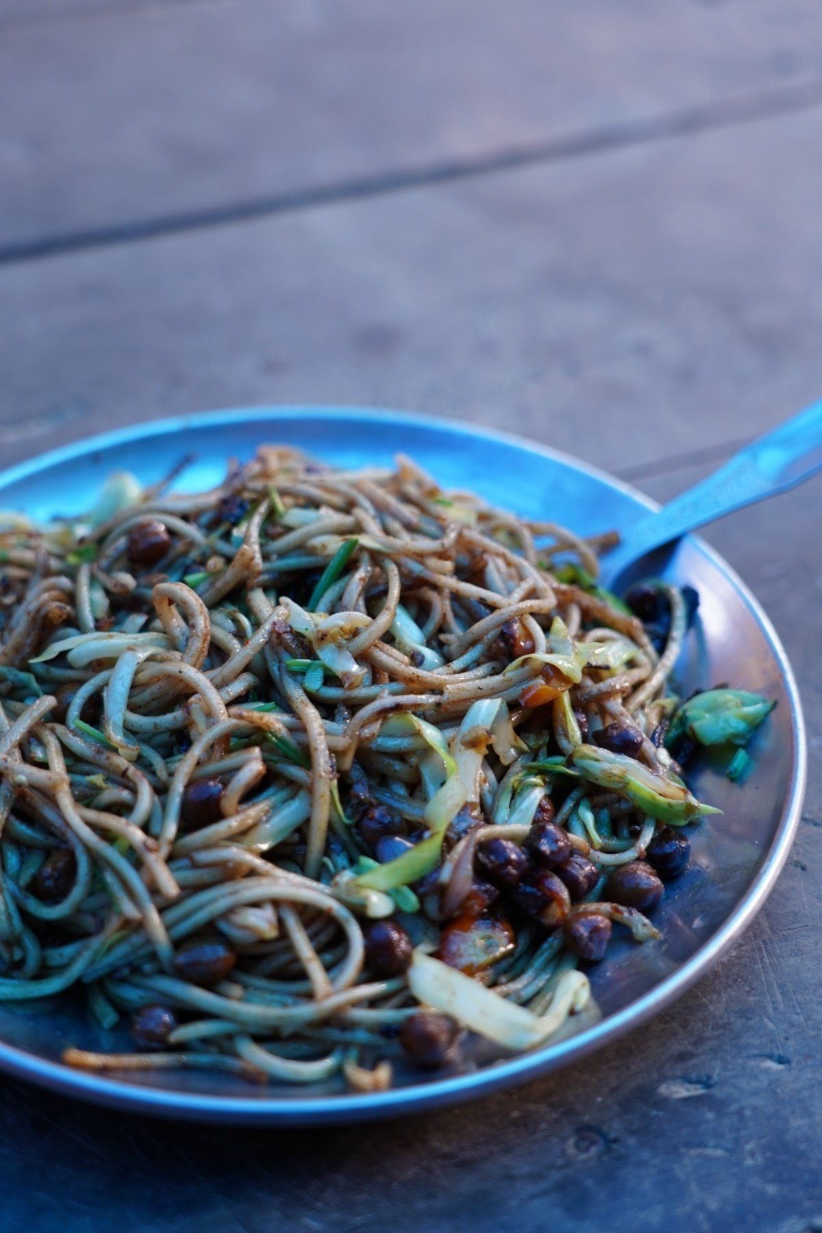 町を一回りし昼食をとることにした。日曜日であったが奇跡的に一軒の小さな食堂...