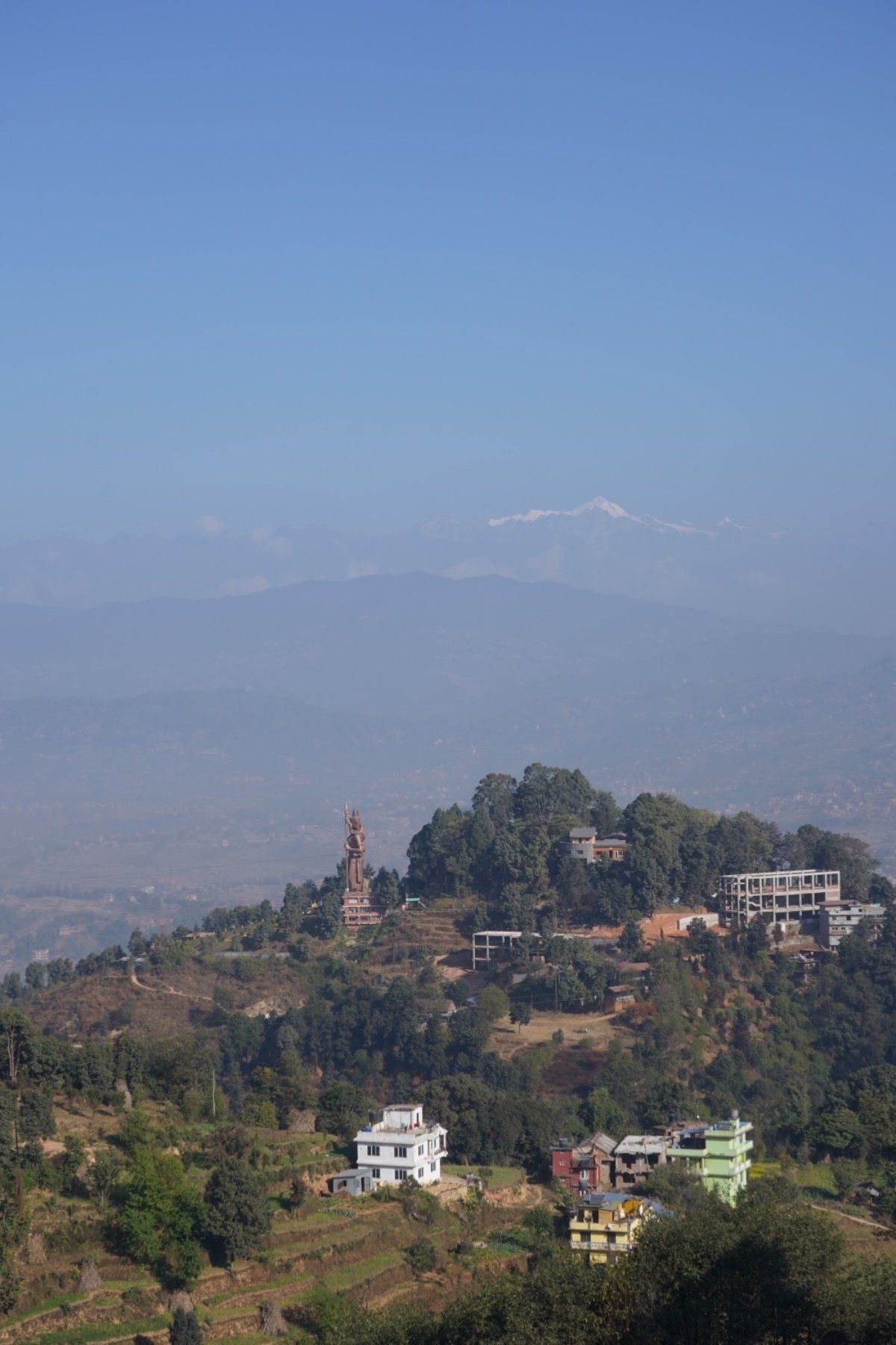 朝食を食べて外を見ると、空が晴れて、ヒマラヤが姿を現していた。最後の最後で...
