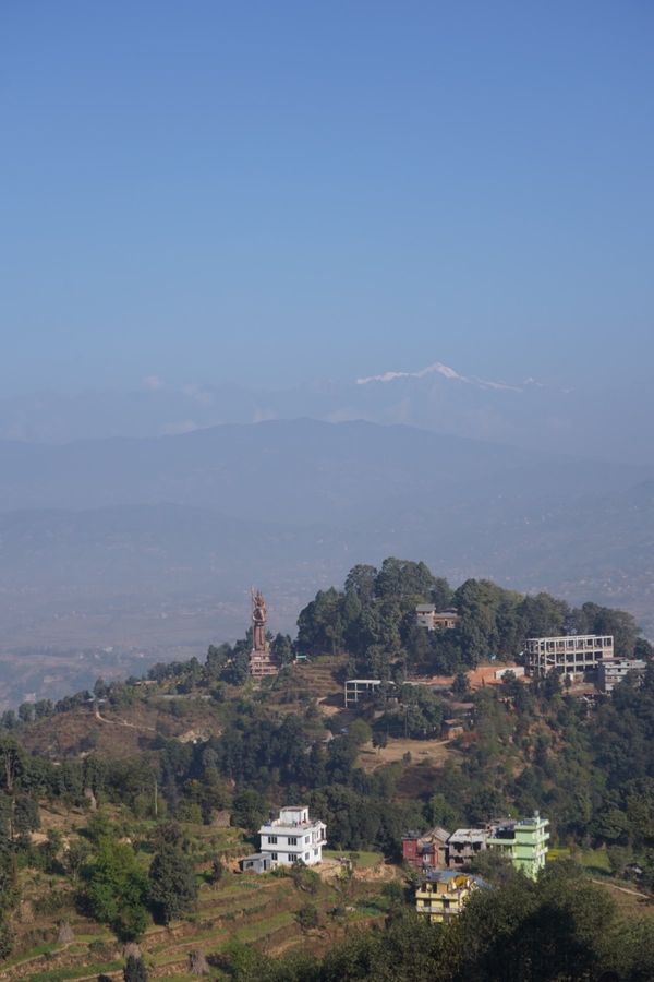 ネパール・カトマンズ「ネパールカトマンズヒマラヤの旅！」の写真：朝食を食べて外を見ると、空が晴れて、ヒマ...