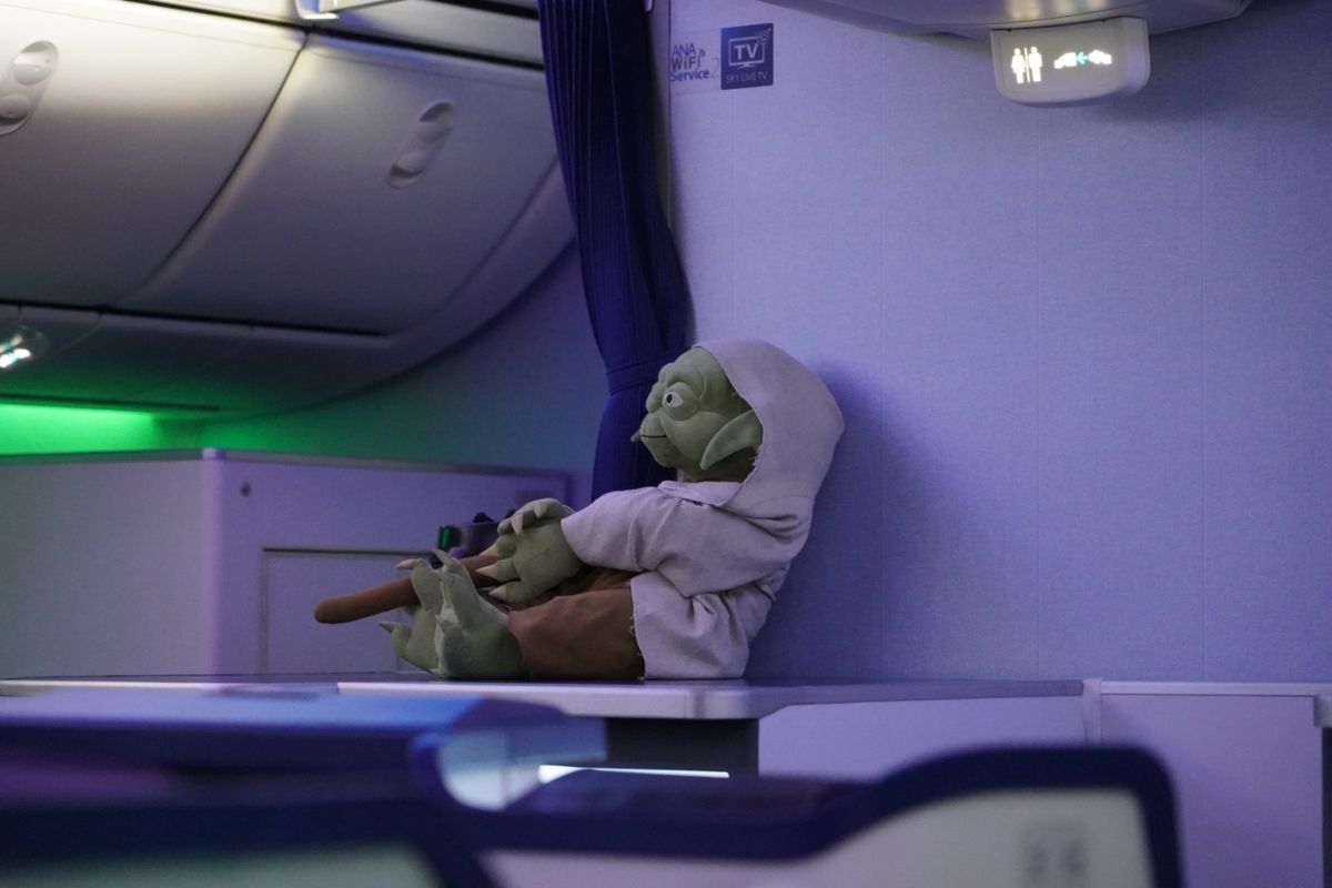 バンコクから東京までの飛行機はスターウォーズ仕様で機内にヨーダがいた。ネパ...