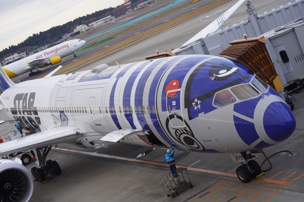 バンコクから東京までの飛行機はスターウォーズ仕様で機内にヨーダがいた。ネパ...