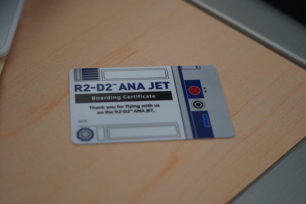 バンコクから東京までの飛行機はスターウォーズ仕様で機内にヨーダがいた。ネパ...