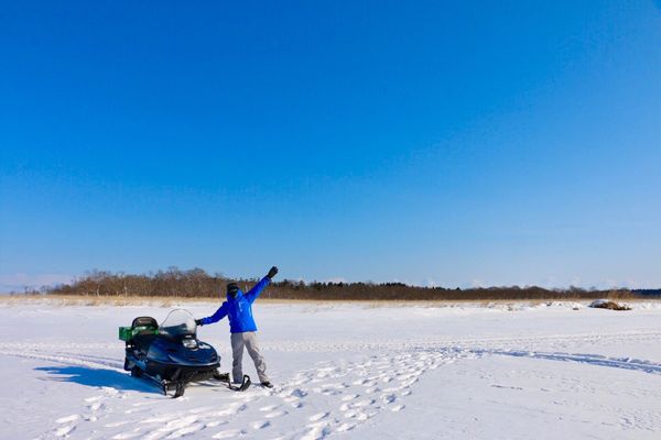 日本・北海道「北海道知床根室プレスツアー」の写真：風蓮湖で氷下待網漁とスノーモービルを体験