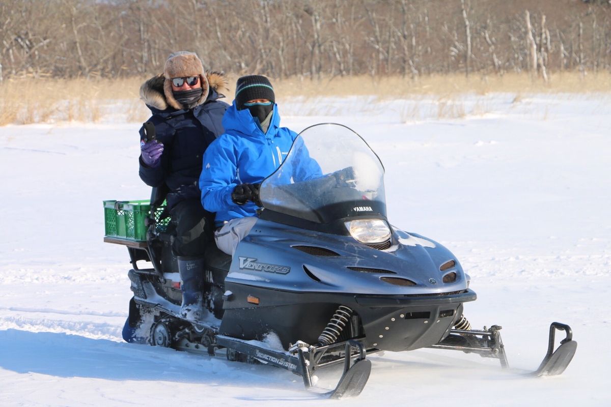 風蓮湖で氷下待網漁とスノーモービルを体験
