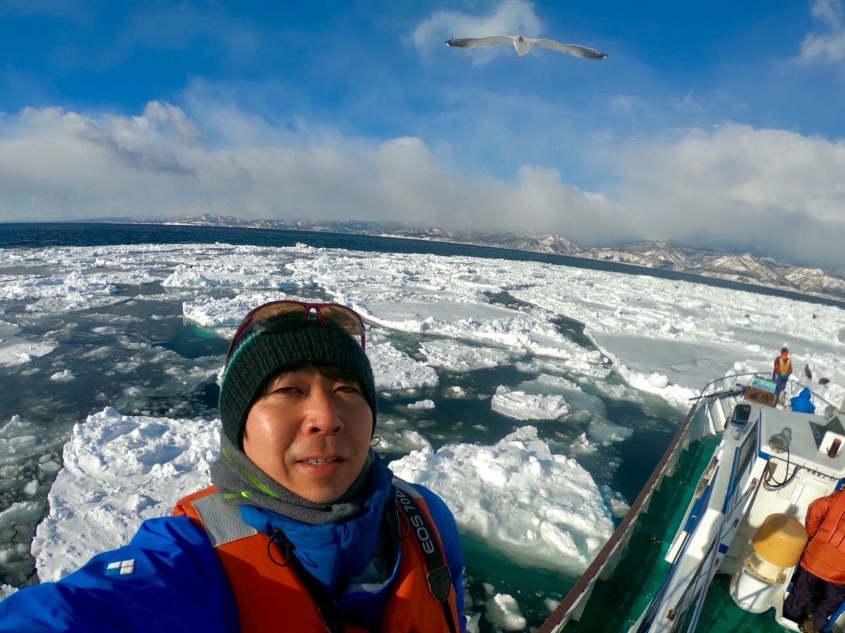 羅臼港から観光船「アルラン3世」にのって流氷原と国後島を目の前にオオワシと...