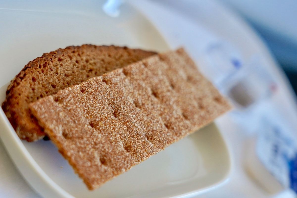 フィンエアーの機内食はフィンランドを代表とするサーモン、そしてライ麦パン。...