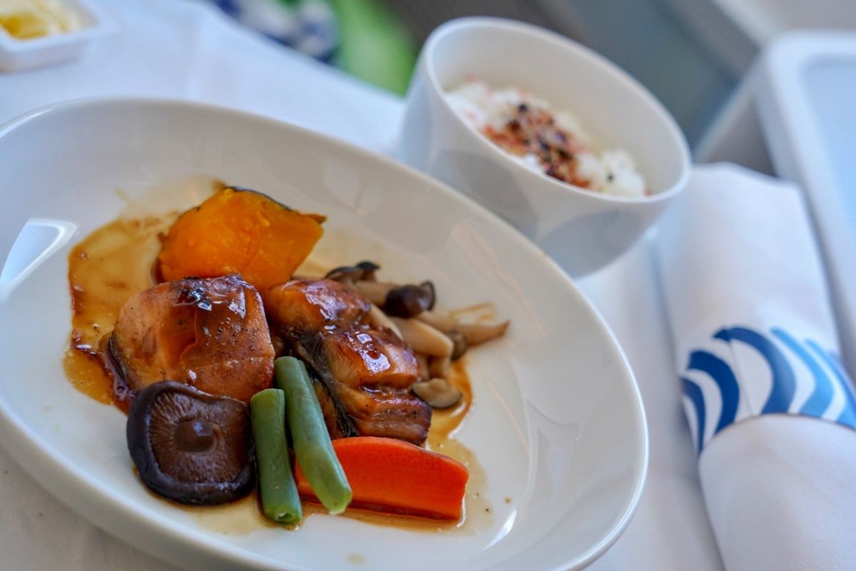 フィンエアーの機内食はフィンランドを代表とするサーモン、そしてライ麦パン。...