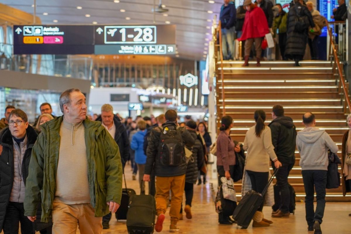 10時間のフライトを経てようやくヘルシンキ空港に到着。荷物検査と入国審査を...