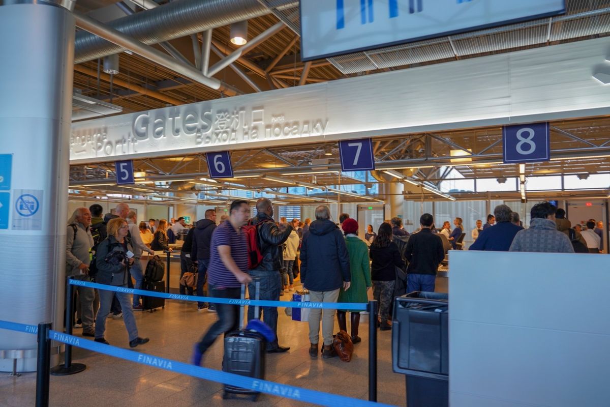 10時間のフライトを経てようやくヘルシンキ空港に到着。荷物検査と入国審査を...