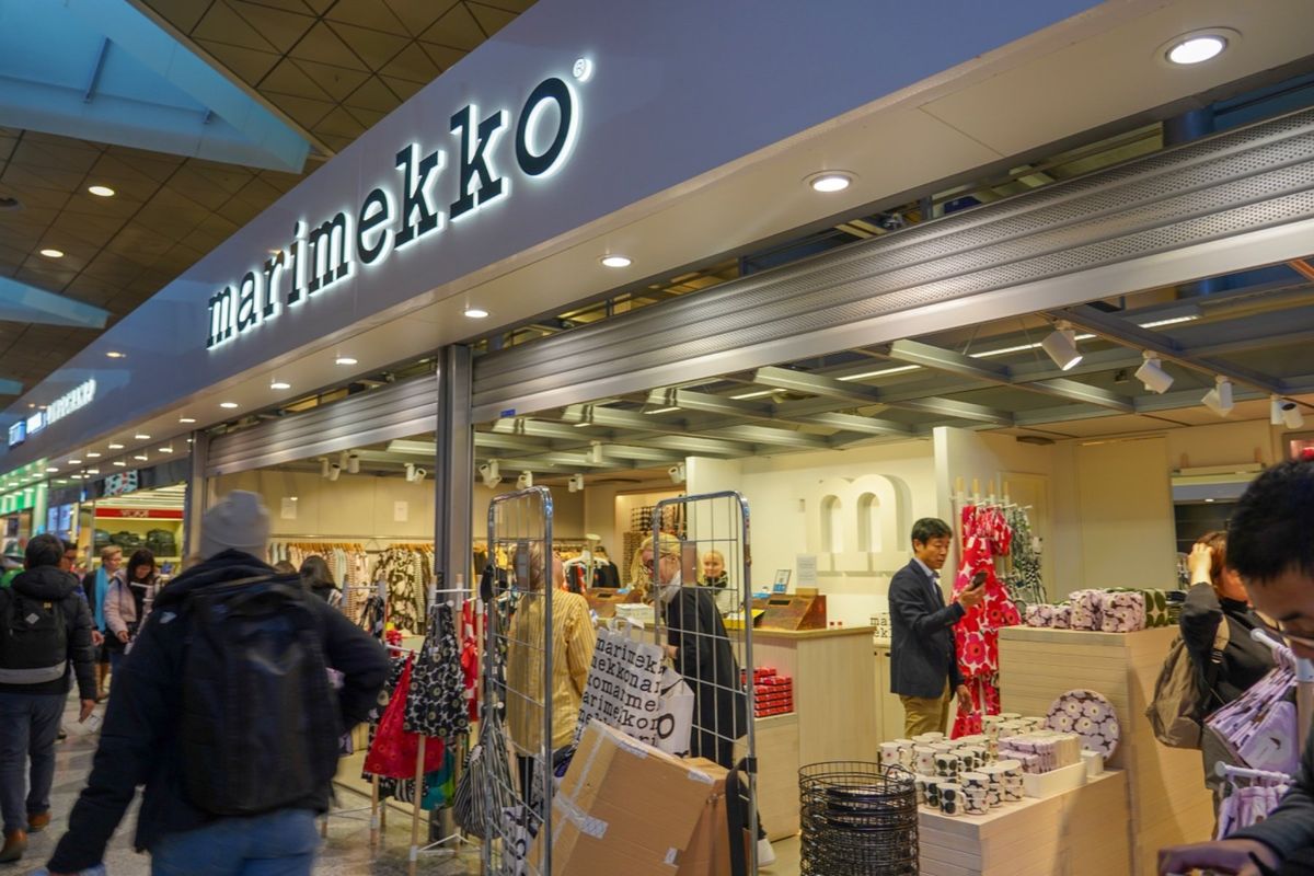 10時間のフライトを経てようやくヘルシンキ空港に到着。荷物検査と入国審査を...