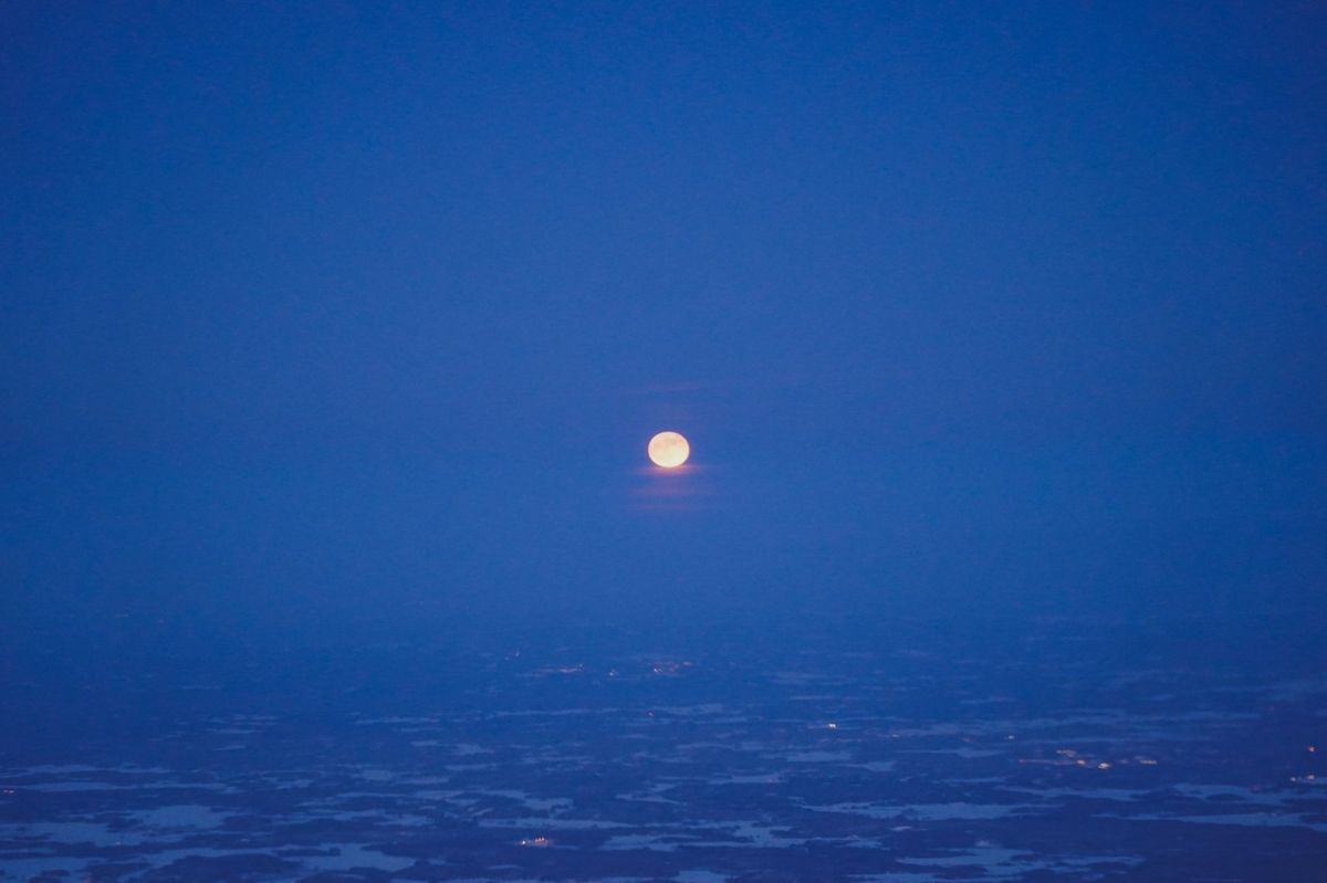 月が二つあった。どういうことだろう？日本からヘルシンキの飛行機で月を見た。...