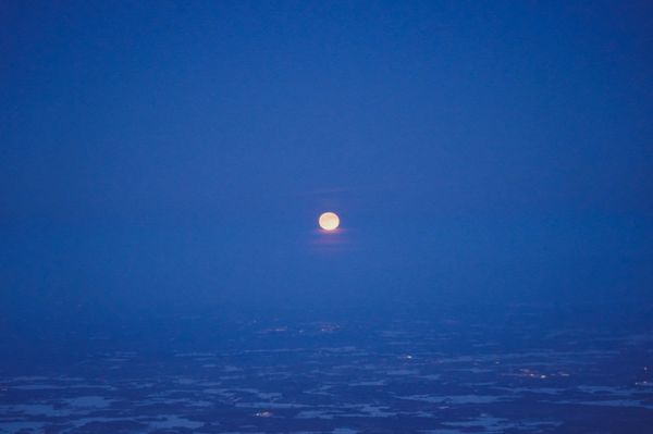 アイスランド・レイキャビク「アイスランド、オーロラと温泉の旅」の写真：月が二つあった。どういうことだろう？日本...