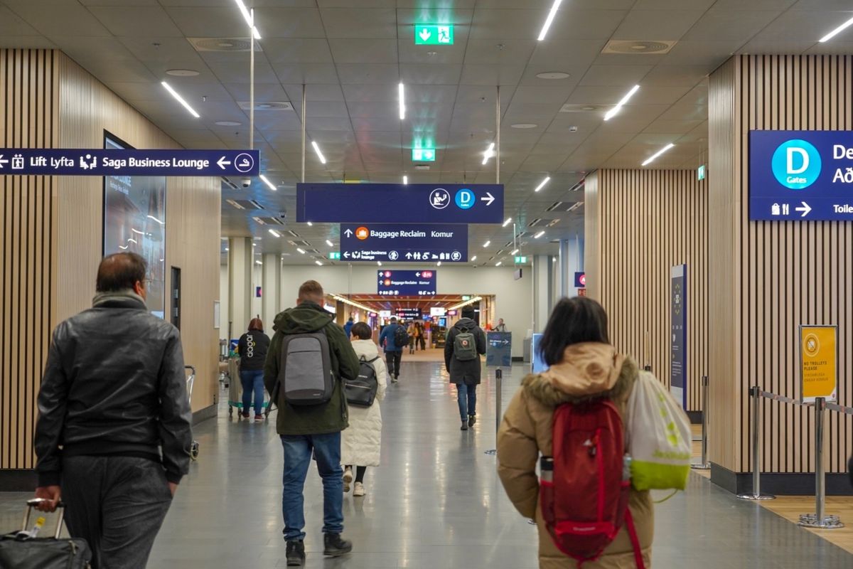 日本を発って15時間。ようやくアイスランドのケプラヴィーク国際空港に到着。...