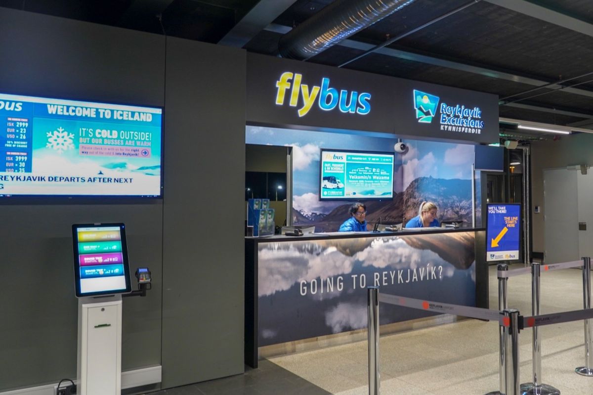日本を発って15時間。ようやくアイスランドのケプラヴィーク国際空港に到着。...