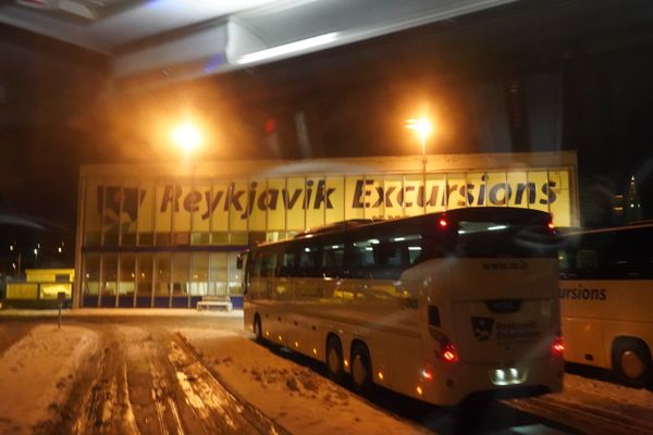アイスランド・レイキャビク「アイスランド、オーロラと温泉の旅」の写真：レイキャビクのバスターミナルでバスが停車...