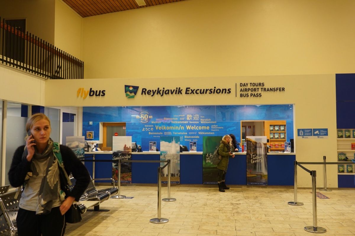 レイキャビクのバスターミナルでバスが停車した。ここから小さなバスに乗り換え...