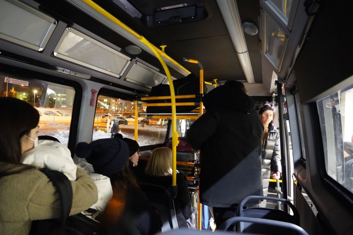 レイキャビクのバスターミナルでバスが停車した。ここから小さなバスに乗り換え...