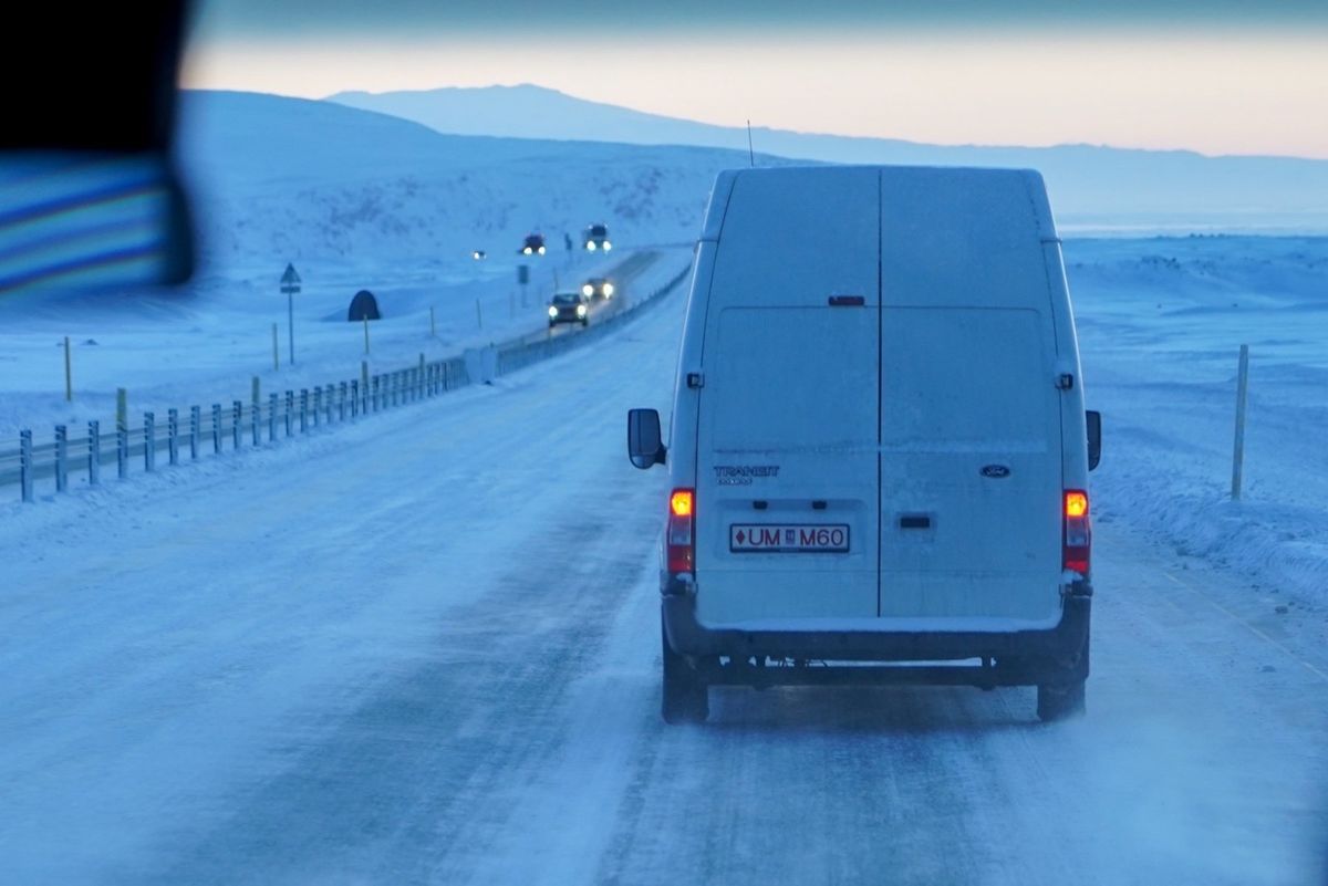 レイキャビクを出発すると、あっという間に銀世界になった。すごい。本当に見渡...