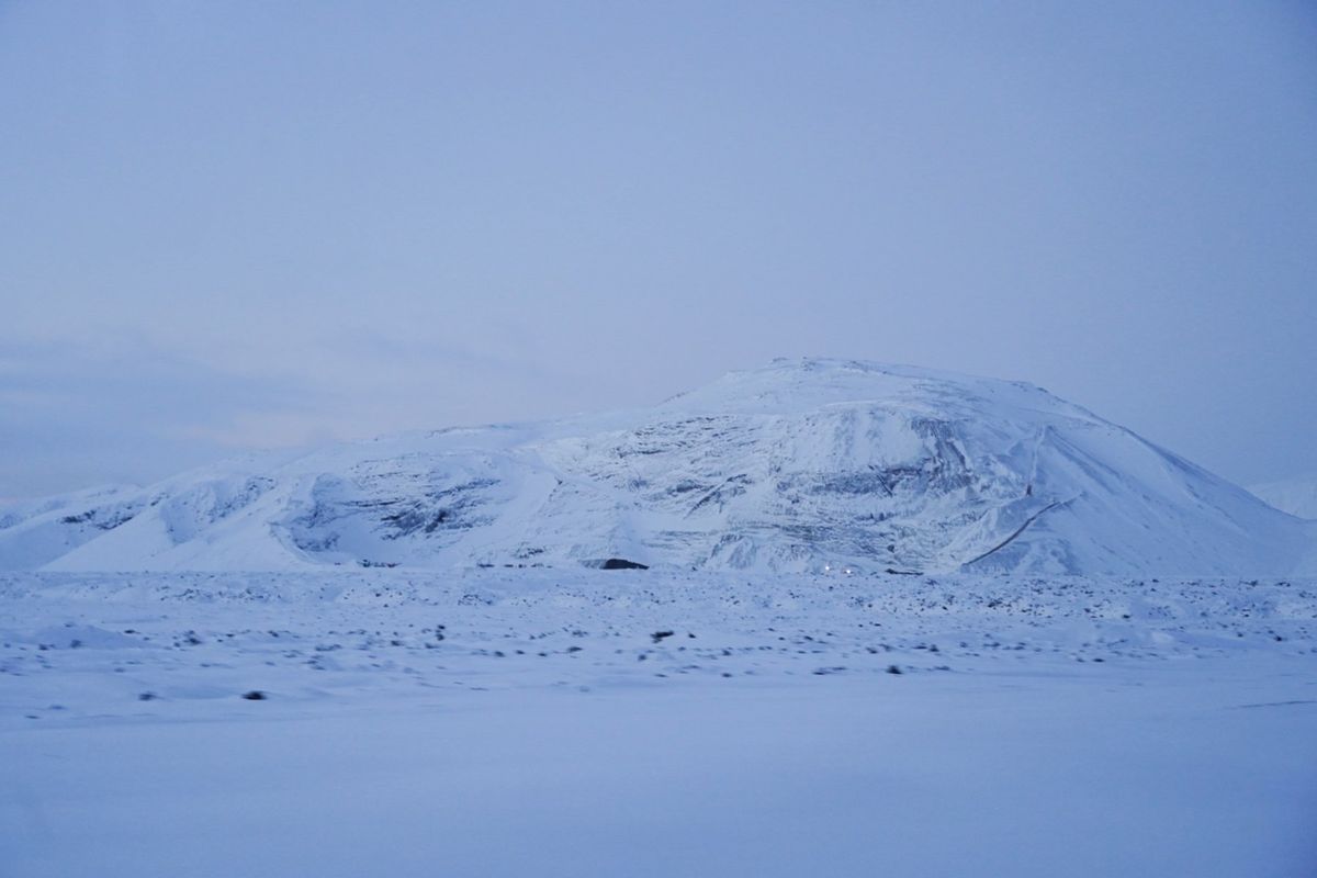 レイキャビクを出発すると、あっという間に銀世界になった。すごい。本当に見渡...