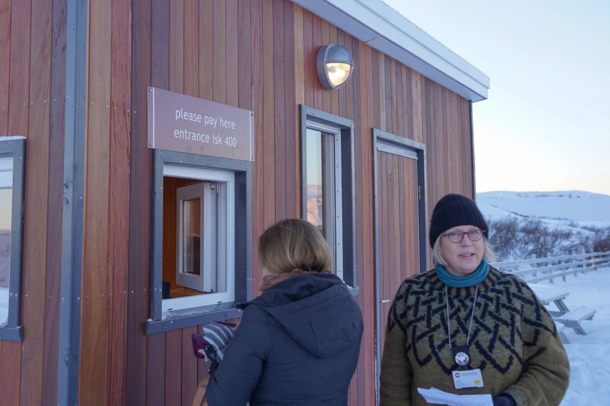ケリズ火口湖にやってきた。入場料は400Isk。火口湖は雪で真っ白になって...