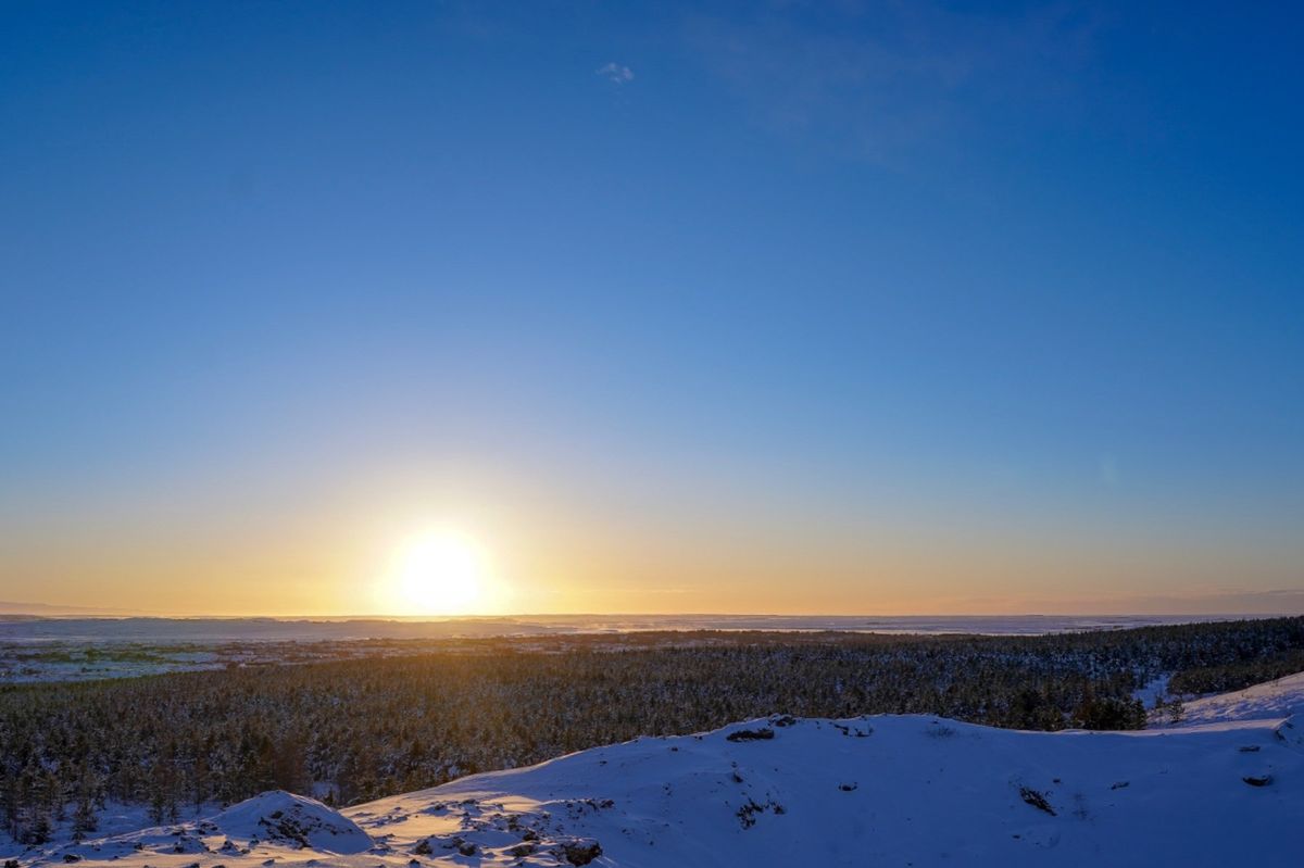 ケリズ火口湖にやってきた。入場料は400Isk。火口湖は雪で真っ白になって...