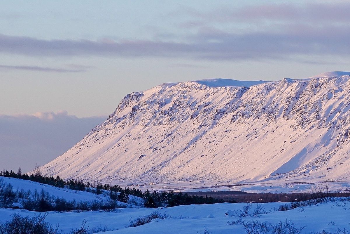 ケリズ火口湖にやってきた。入場料は400Isk。火口湖は雪で真っ白になって...