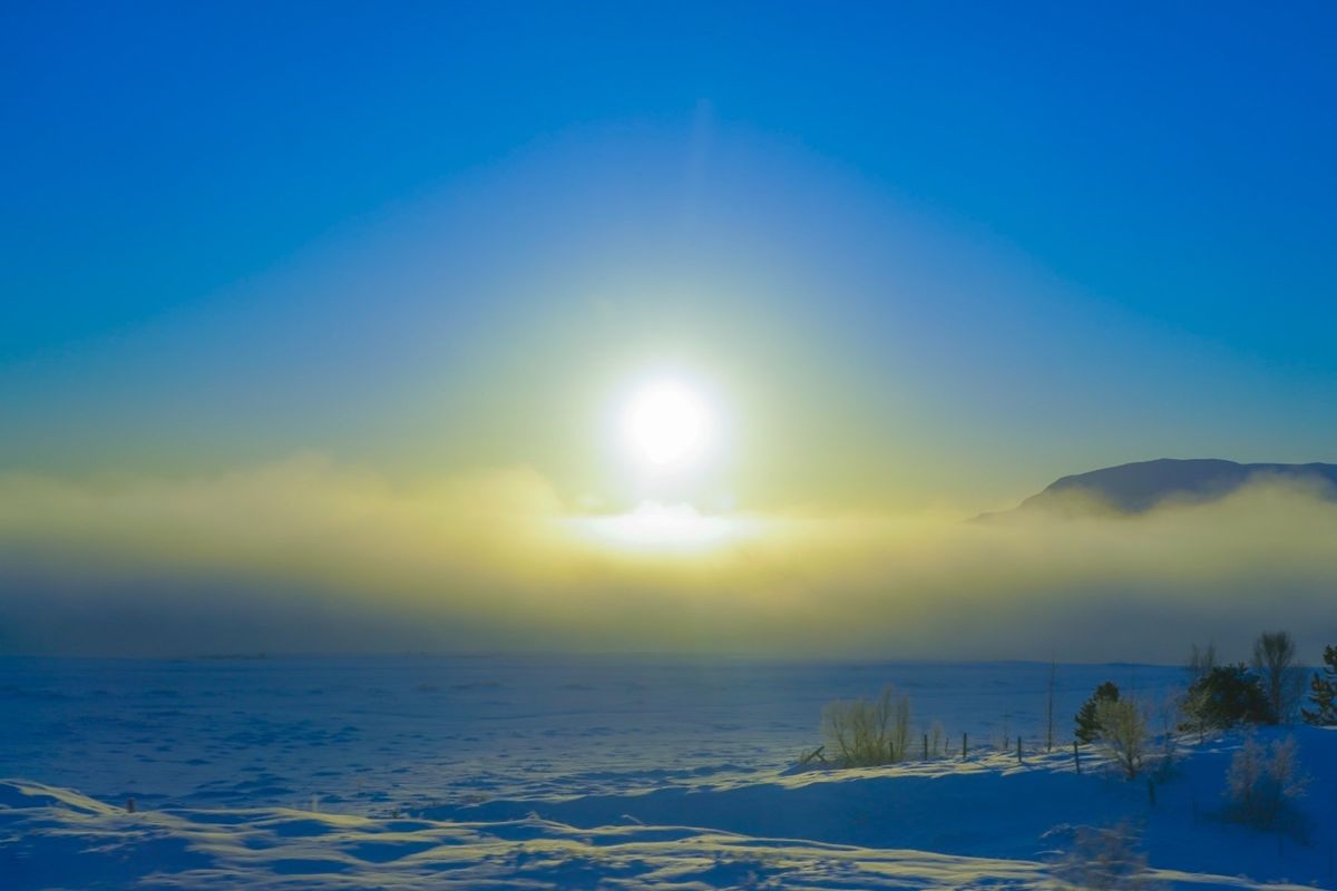 突然雲が出てきた。しかし、雲の位置は低くとても近い。よく見ると、川に沿って...