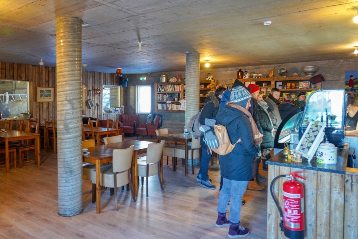 ファームホテル「エフスティダルル」に立ち寄る。沢山の牛が飼われている牛舎が...