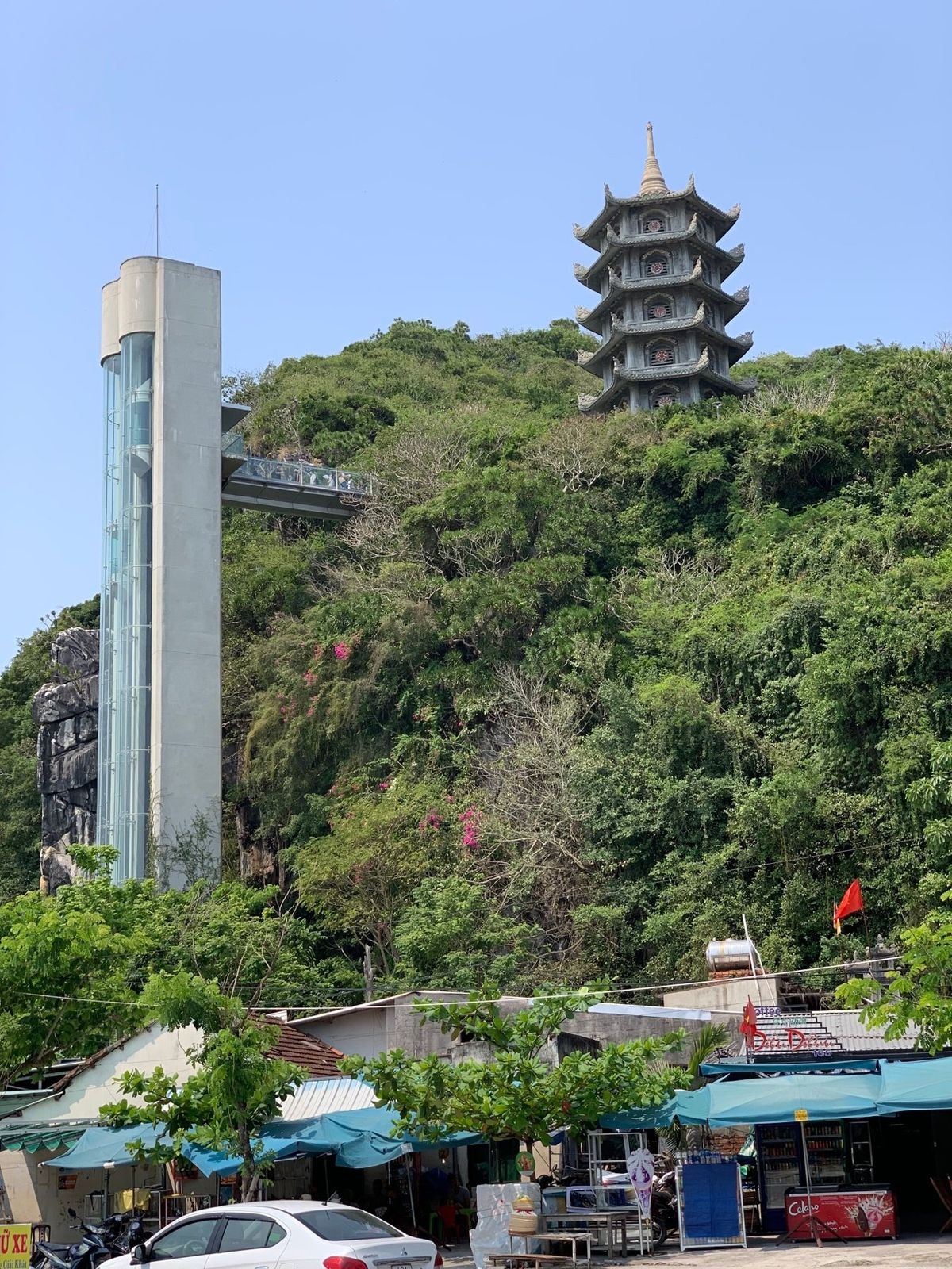 孫悟空が500年も幽閉されていた五行山。エレベーターを、使うか悩むところ！