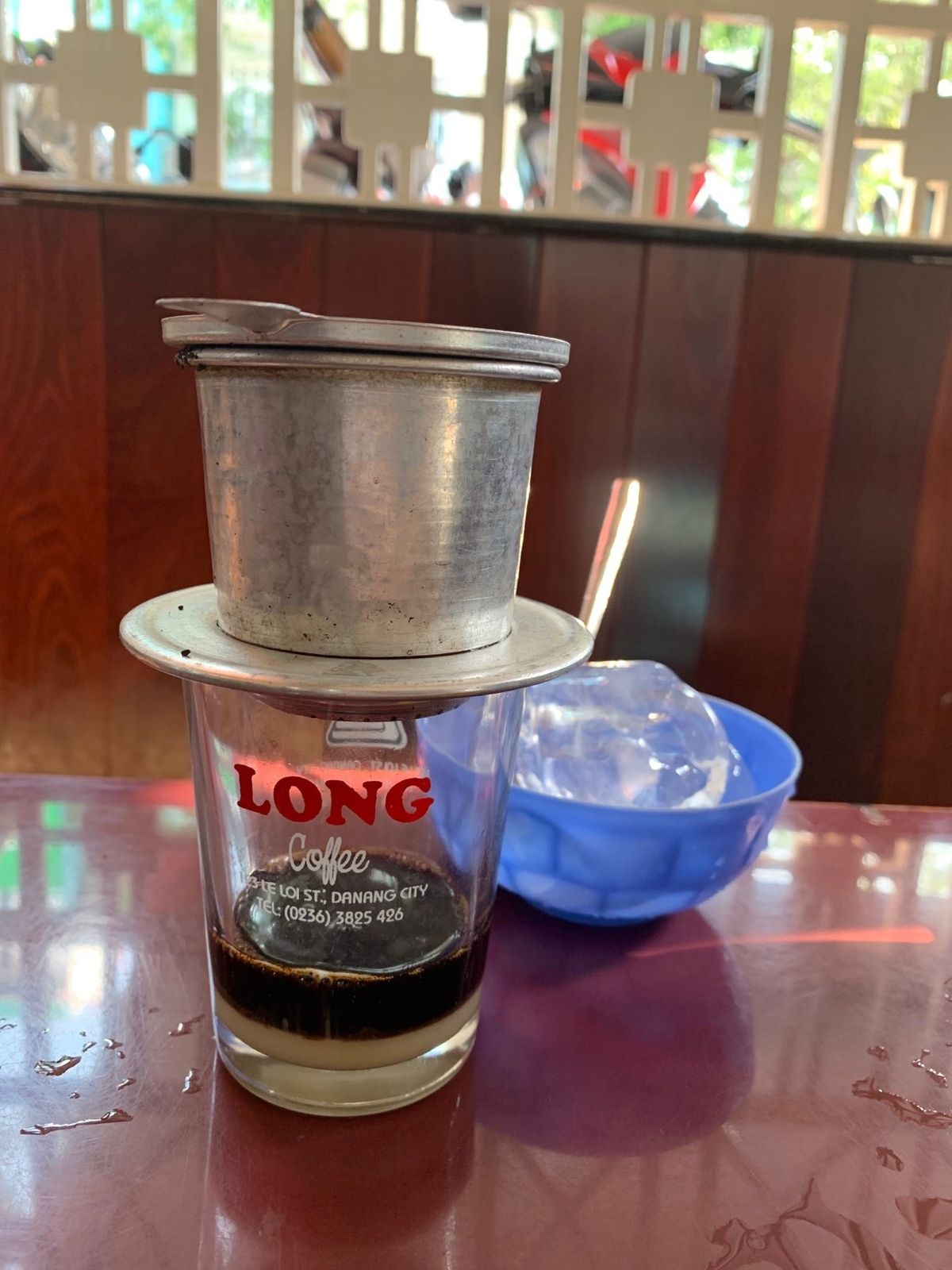 ロンカフェというところでベトナムコーヒー