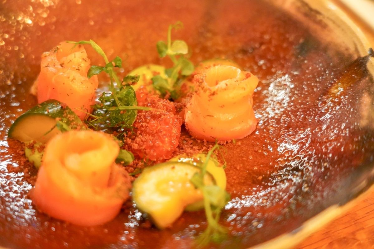 まだまともにアイスランド料理を食べていなかった。夕食はアイスランド料理が出...