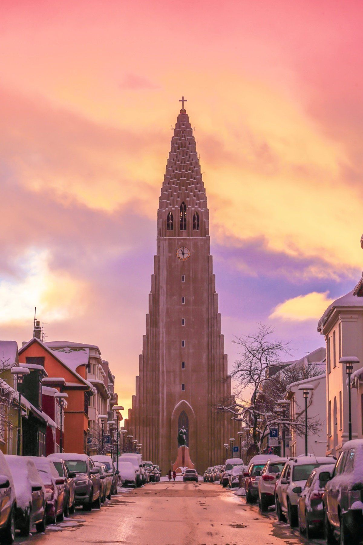 アイスランド手編み協会を出ると坂の上にハットルグリムス教会が見えた。時刻は...