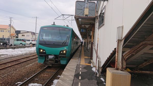 日本・秋田「リゾートしらかみの旅」の写真：川辺駅
ここまで、行ったり来たり
進行方...
