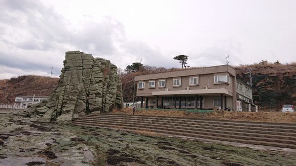 日本・秋田「リゾートしらかみの旅」の写真：千畳敷で、列車が15分の停止。
海岸線...