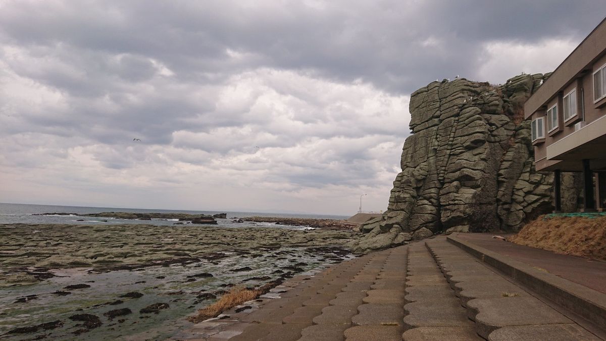 千畳敷で、列車が15分の停止。
海岸線まで散歩可能。
