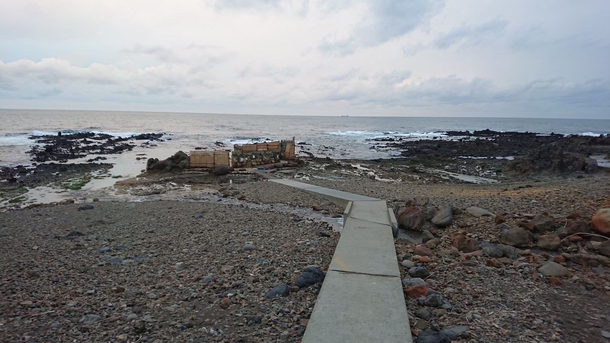 不老不死温泉。
まさに海岸に露天風呂