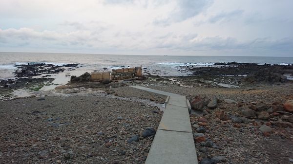 日本・秋田「リゾートしらかみの旅」の写真：不老不死温泉。
まさに海岸に露天風呂