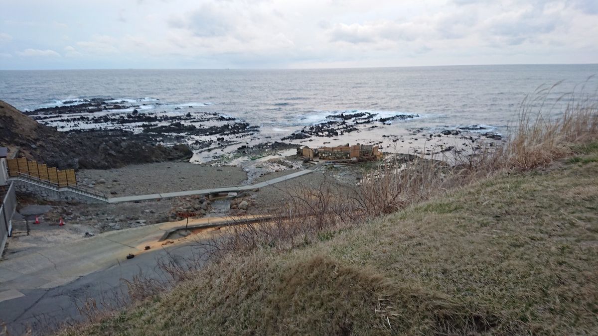 不老不死温泉。
まさに海岸に露天風呂