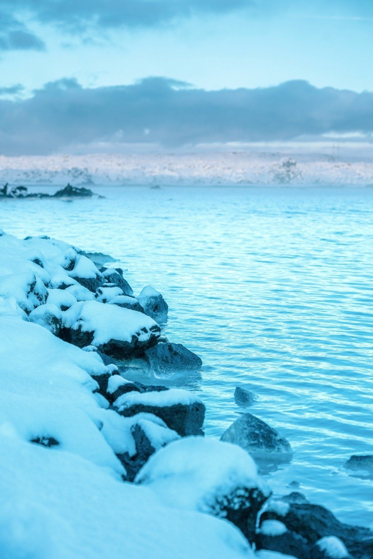 タクシーを降りると目の前にブルーラグーン入り口があった。両脇を岩に囲まれた...