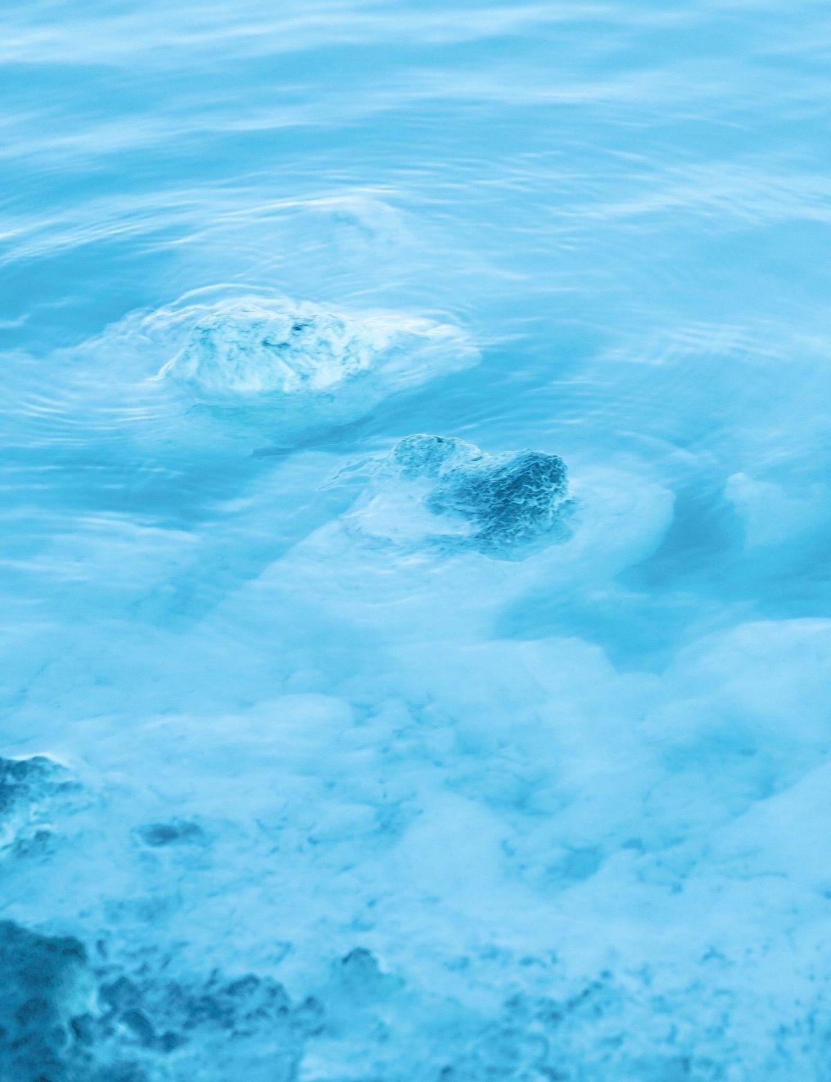 タクシーを降りると目の前にブルーラグーン入り口があった。両脇を岩に囲まれた...