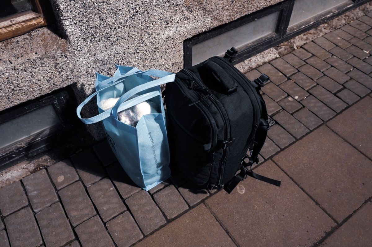 朝6時。ホテルをチェックアウトする。アイスランドはまだまだ深夜帯だ。雪が降...