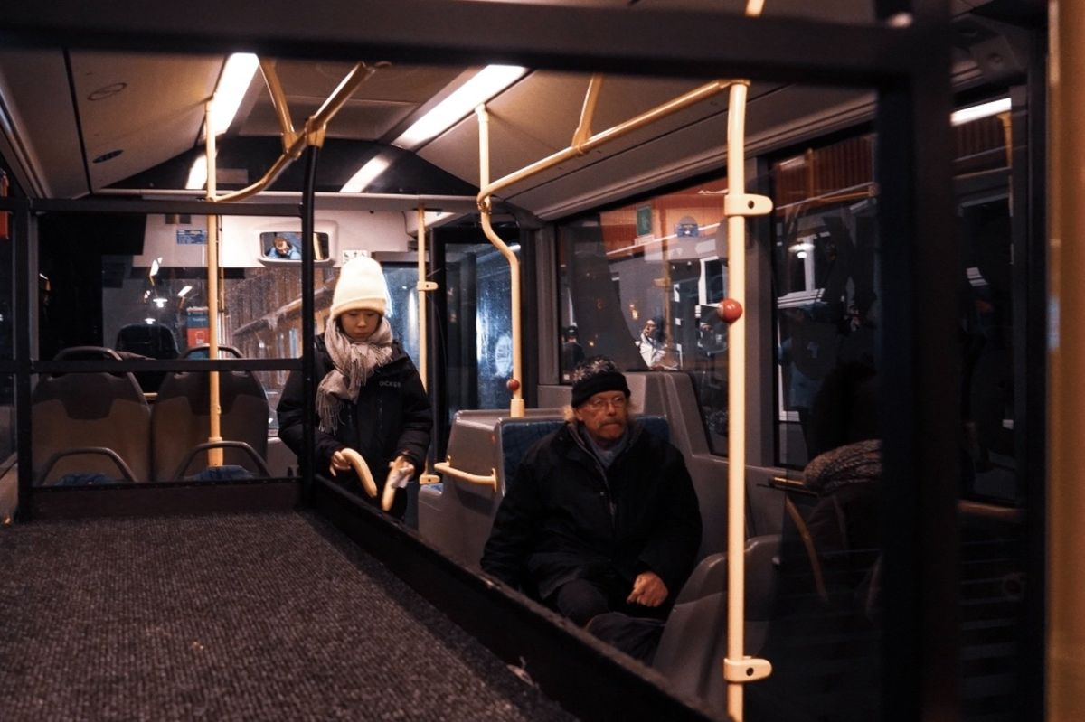 朝6時。ホテルをチェックアウトする。アイスランドはまだまだ深夜帯だ。雪が降...